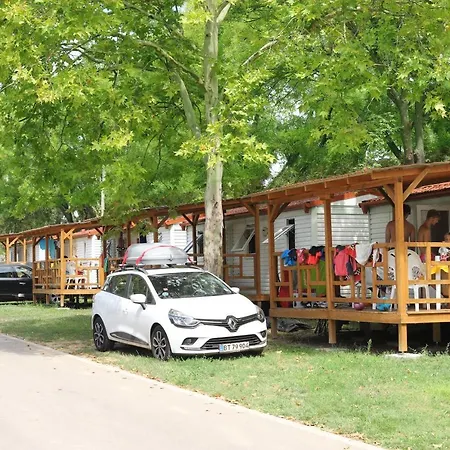 Balatontourist Fuered & مكان تخييم