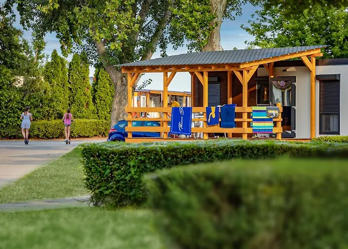 אתר קמפינג Balatontourist Fuered & באלאטונפורד