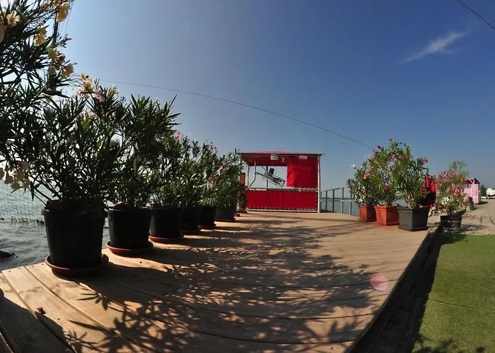 אתר קמפינג Balatontourist Fuered & באלאטונפורד